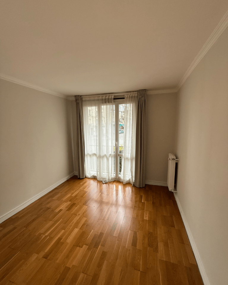 Chambre d’un appartement T3 à Meudon avant rénovation intérieure