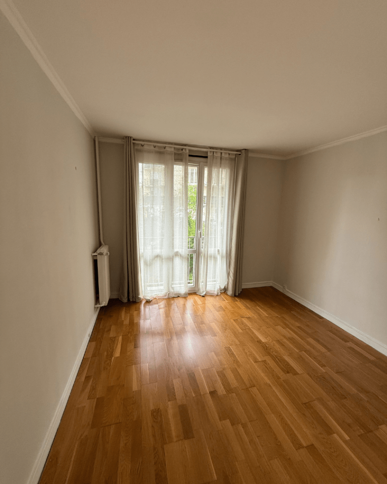 Deuxième chambre d’un T3 à Meudon avant travaux de rénovation