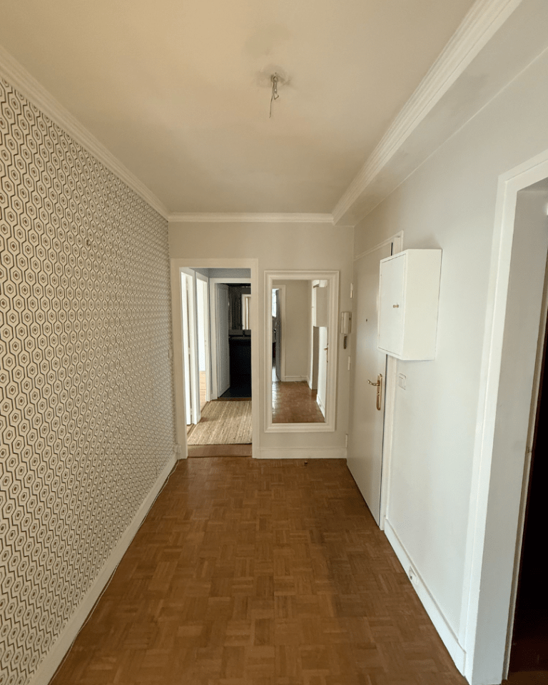 Entrée d’un appartement T3 à Meudon avant rénovation