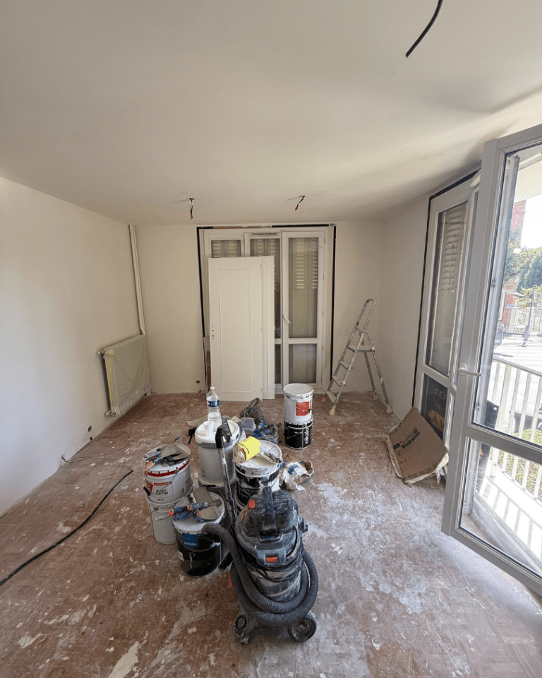 Application d’enduit et peinture pendant la rénovation d’un appartement à Meudon