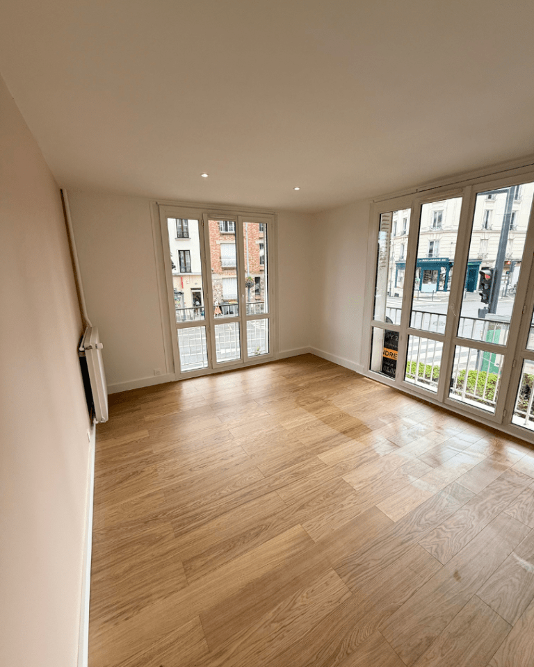Salon rénové d’un T3 à Meudon avec parquet contrecollé sur mesure