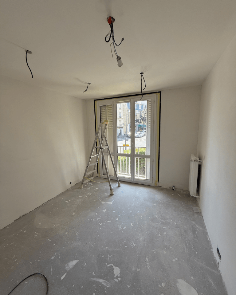 Travaux de rénovation en cours dans une chambre d’appartement à Meudon