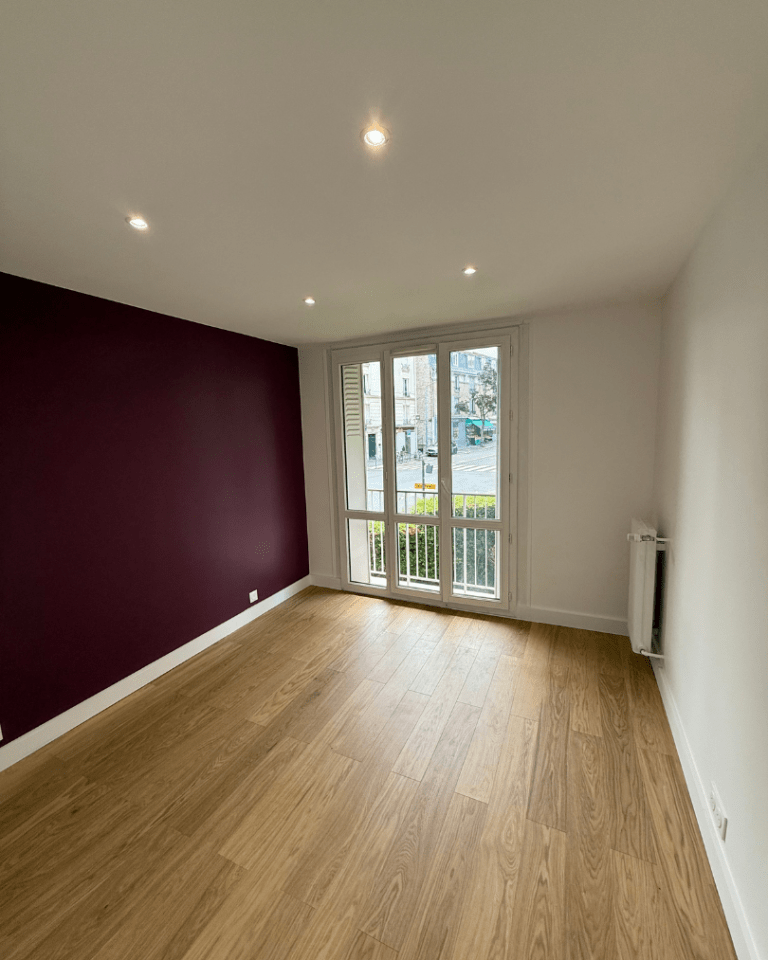 Chambre rénovée d’un T3 à Meudon avec parquet sur mesure et finitions soignées