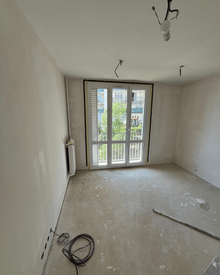 Application d’enduit et mise en peinture dans une chambre rénovée à Meudon