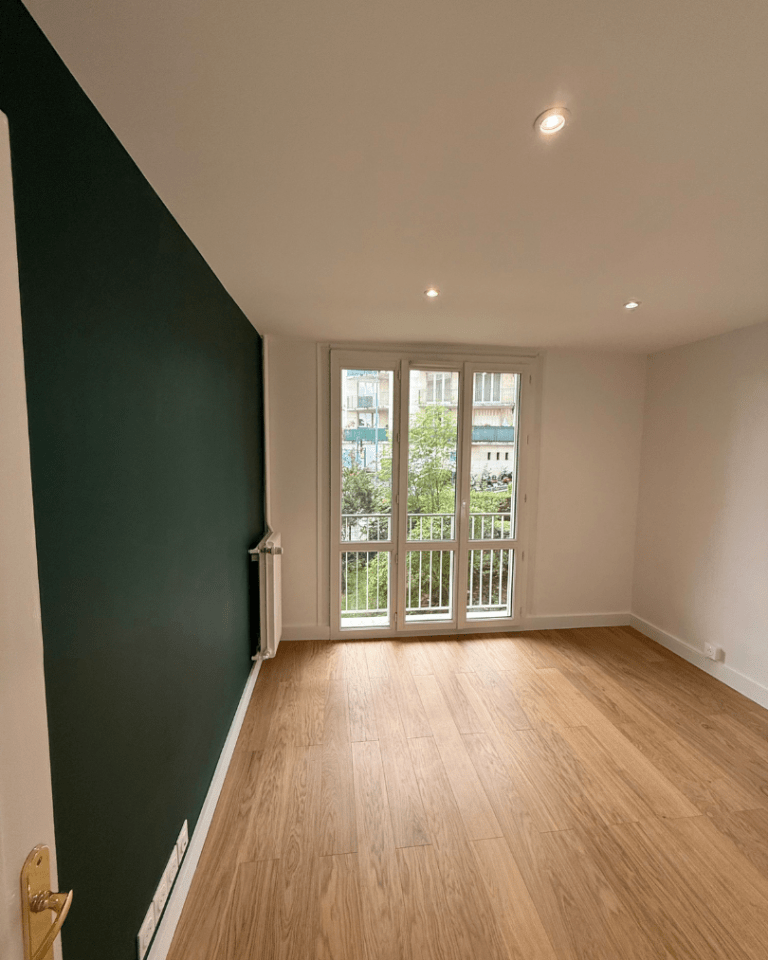 Chambre lumineuse d’un appartement T3 à Meudon après rénovation complète