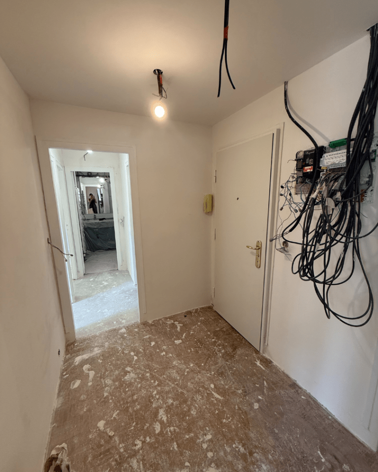 Préparation des murs et mise en peinture dans l’entrée d’un appartement à Meudon