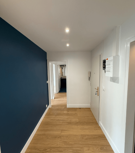 : Entrée rénovée d’un T3 à Meudon avec parquet sur mesure et finitions modernes