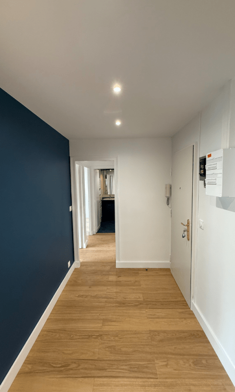 : Entrée rénovée d’un T3 à Meudon avec parquet sur mesure et finitions modernes