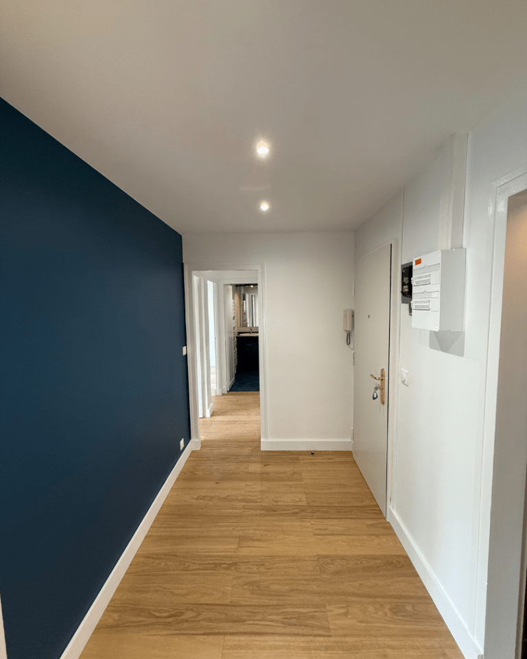 : Entrée rénovée d’un T3 à Meudon avec parquet sur mesure et finitions modernes