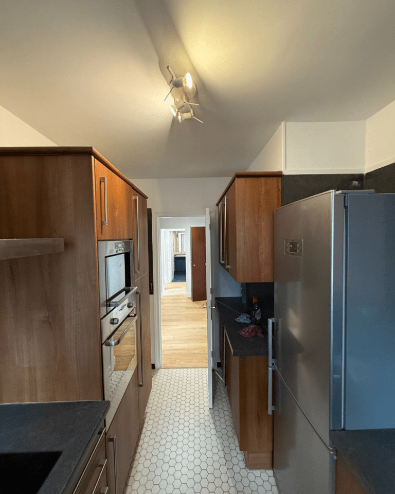 Cuisine rénovée d’un appartement T3 à Meudon avec finitions modernes et design lumineux