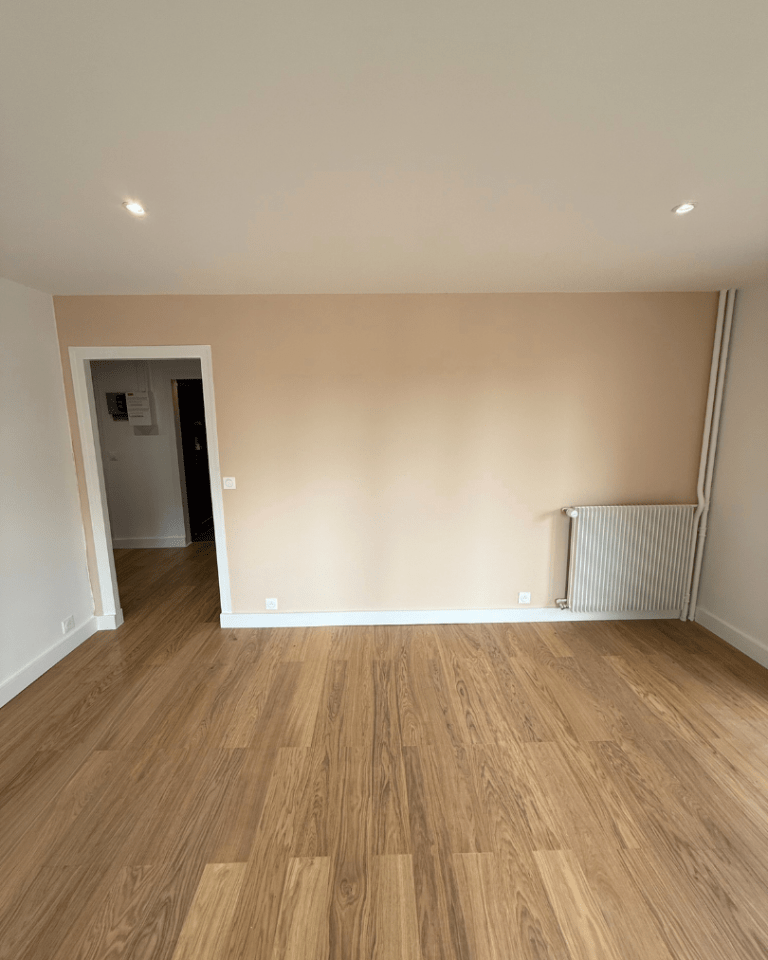 Salon rénové d’un T3 à Meudon avec parquet contrecollé sur mesure