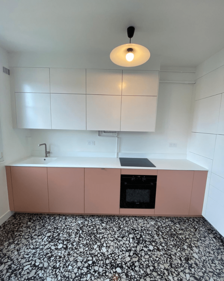 Cuisine moderne rénovée dans le Val-de-Marne avec carrelage terrazzo et design fonctionne
